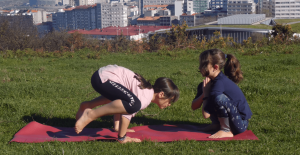 Dos niñas haciendo yoga en el campo
